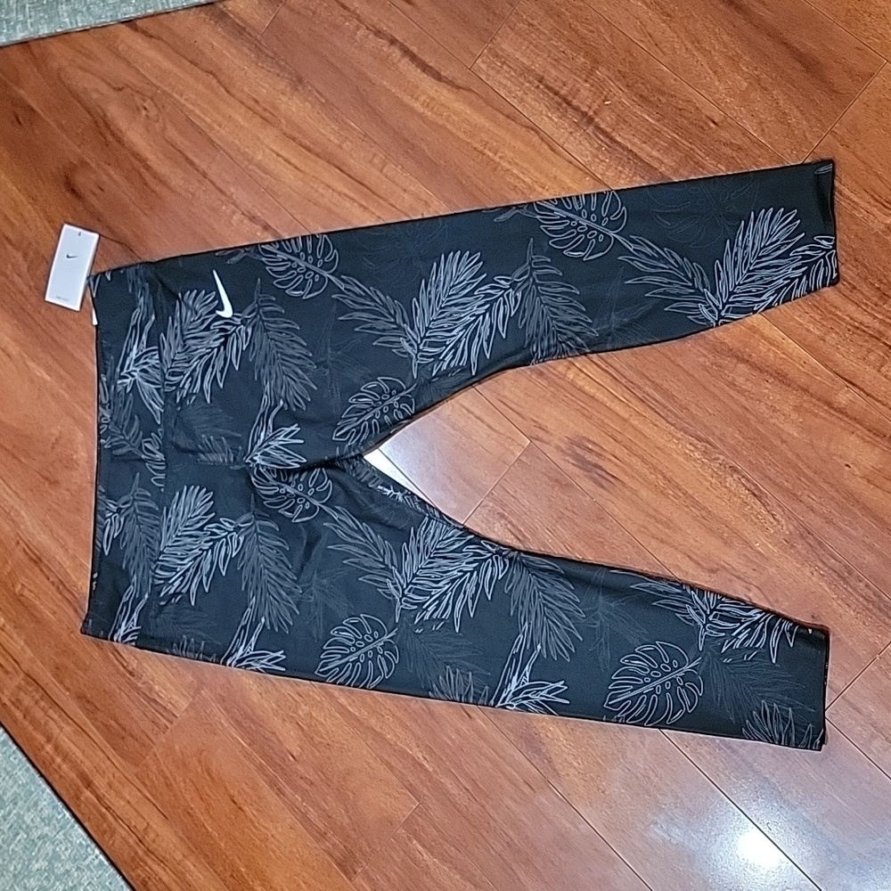 NWT Women's Nike Luxe 7/8 leggings